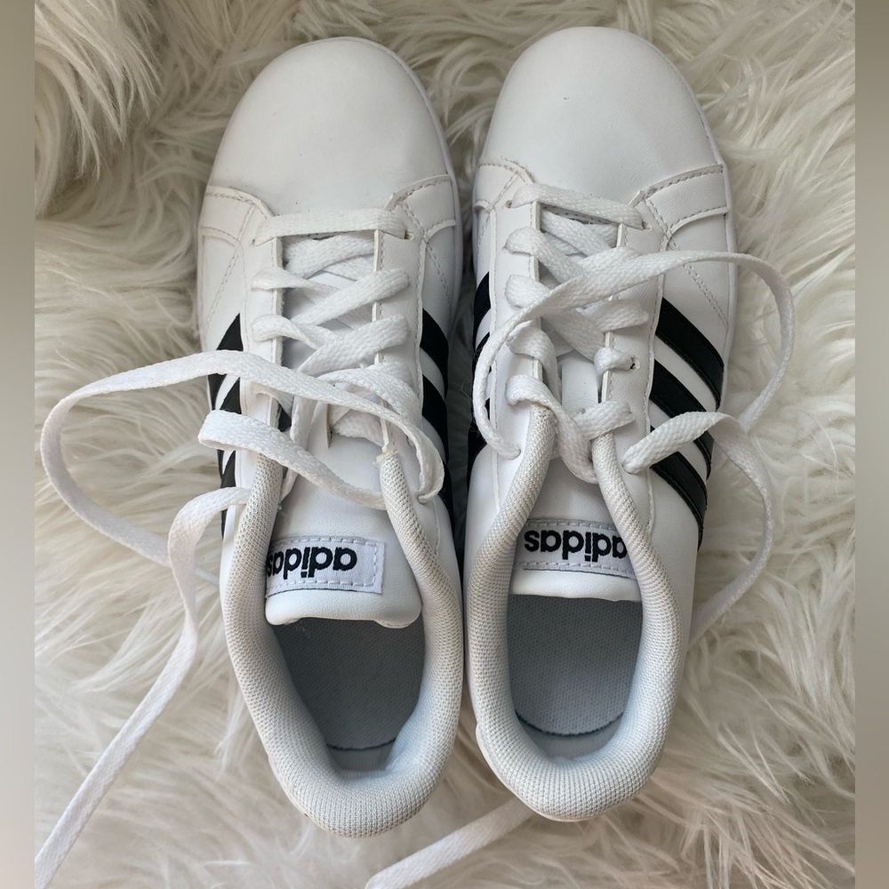 Adidas shoes size 5 women’s or size 3 kids